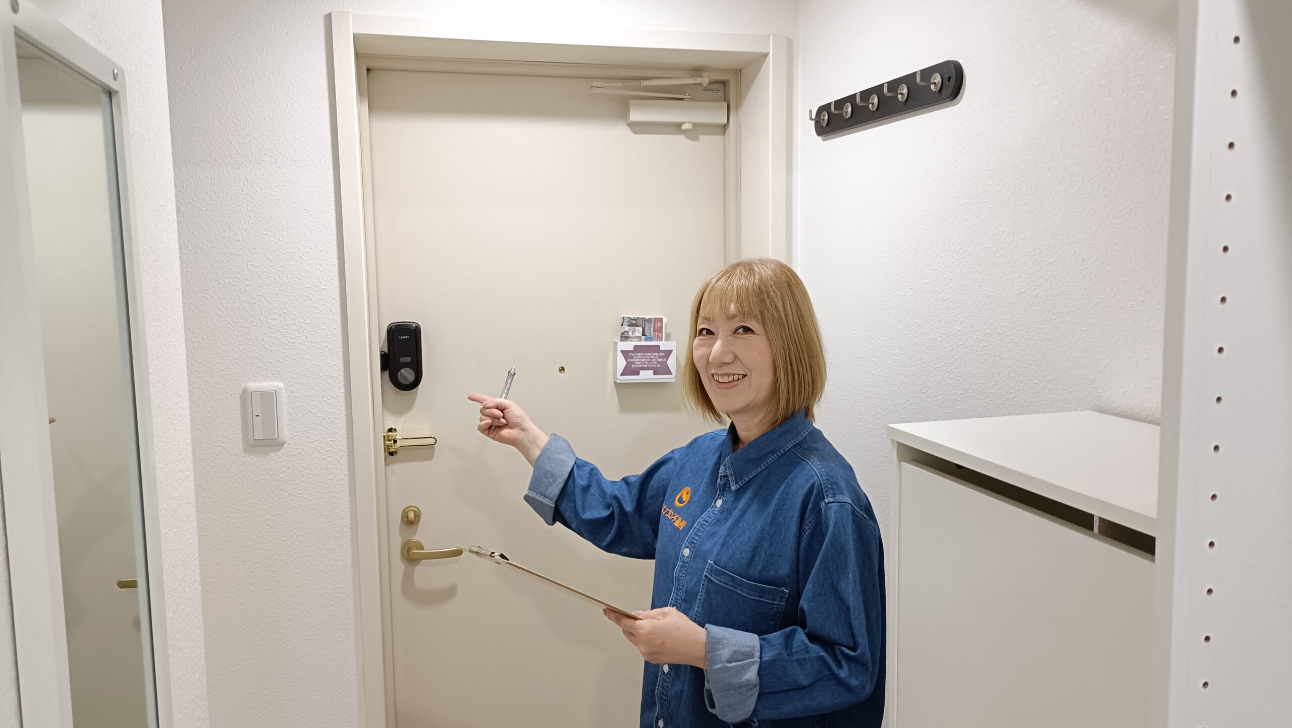 代表・小阪靖子による内見同行・物件説明の様子