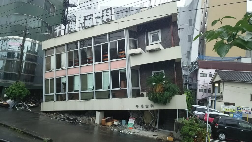 熊本地震の現場_旧耐震のピロティー式RC