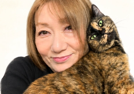 愛猫と一緒の小阪靖子