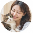 猫を抱く30代女性