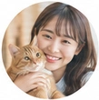 猫を抱く20代女性