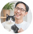 猫を抱く40代男性